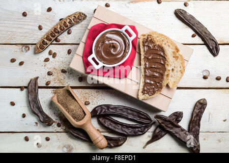 Composizione di crema al cioccolato di carruba Stock Photo