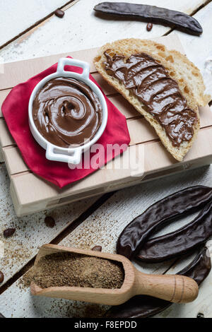 Composizione di crema al cioccolato di carruba Stock Photo