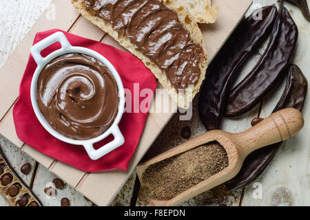 Composizione di crema al cioccolato di carruba Stock Photo