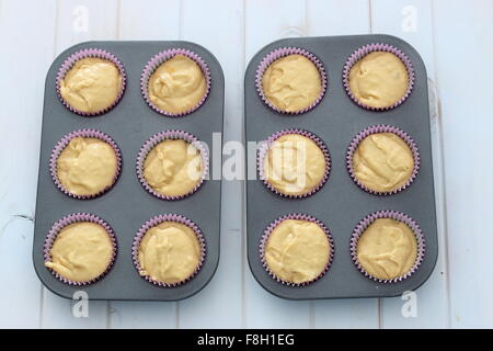 https://l450v.alamy.com/450v/f8h1eg/uncooked-cupcakes-in-cupcake-tin-f8h1eg.jpg