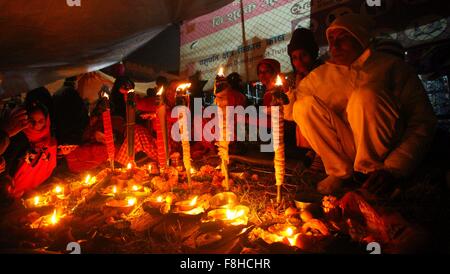 Kathmandu, Nepal. 9th Dec, 2015. Hindu devotees light oil lamps to perform religious rituals during the Bala Chaturdashi Festival at the Pashupatinath Temple in Kathmandu, Nepal, Dec. 9, 2015. The festival is celebrated annually by staying whole night with lighting oil lamps and performing rituals during which people offer various seeds to pay homage to their deceased parents. © Sunil Sharma/Xinhua/Alamy Live News Stock Photo