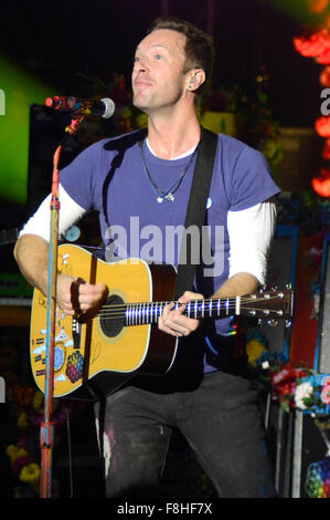 Offenbach, Germany. 8th Dec, 2015. Chris Martin of Coldplay performs onstage during the Telekom Street Gigs at Capitol on December 8, 2015 in Offenbach, Germany. © dpa/Alamy Live News Stock Photo