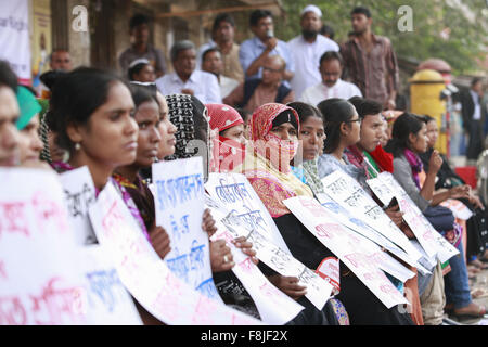 Dhaka, Bangladesh. 10th Dec, 2015. Laid-off workers of various garment factories hold symbolic hunger strike in front of National Press Club on Human Rights Day on Thursday, Dhaka, Bangladesh Credit:  Suvra Kanti Das/ZUMA Wire/Alamy Live News Stock Photo