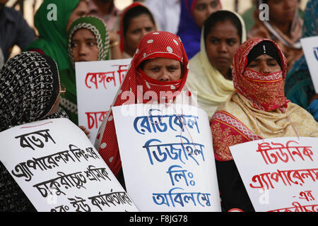 Dhaka, Bangladesh. 10th Dec, 2015. Laid-off workers of various garment factories hold symbolic hunger strike in front of National Press Club on Human Rights Day on Thursday, Dhaka, Bangladesh Credit:  Suvra Kanti Das/ZUMA Wire/Alamy Live News Stock Photo