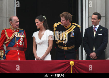 (l-r) Prince Philip, Pippa Middleton, Prince Harry and James Middleton on the balcony of Buckingham Palace following the Royal Wedding of Their Royal Highnesses Prince William, Duke of Cambridge and Catherine, Duchess of Cambridge in London, Great Britain, on 29 April 2011. Photo: Hubert Boesl Stock Photo