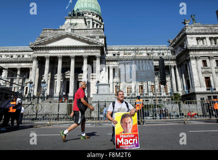 Buenos Aires, Argentina. 10th Dec, 2015. A man waits for the arrival of Argentina's President-elect Mauricio Macri, outside the National Congress prior to the inauguration of Macri, in Buenos Aires, capital of Argentina, Dec. 10, 2015. Mauricio Macri assumed on Thursday the Presidency of Argentina, after taking oath at 12:00 local time (15:00 GMT), succeeding Cristina Fernandez. Credit:  Agustin Marcarian/Xinhua/Alamy Live News Stock Photo