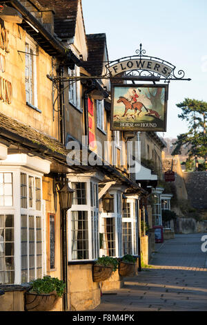 Horse and Hound pub. Broadway, Cotswolds, Worcestershire, England Stock Photo