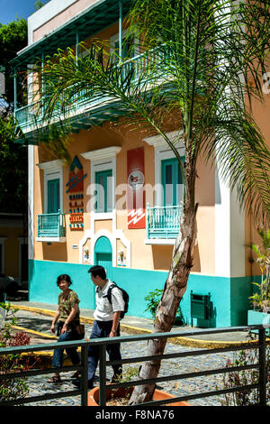 Couple in front of Museo del Nino (Children's Museum), Old San Juan, Puerto Rico Stock Photo