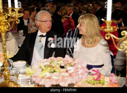 Stockholm, Sweden. 10th Dec, 2015. Sweden's King Carl XVI Gustaf (L) attends traditional Nobel Banquet at city hall in Stockholm, capital of Sweden, Dec. 10, 2015. Credit:  Ye Pingfan/Xinhua/Alamy Live News Stock Photo