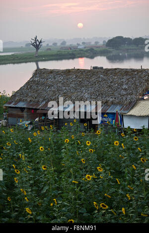 Sunset from the U-Bein bridge in Amarapura Stock Photo - Alamy