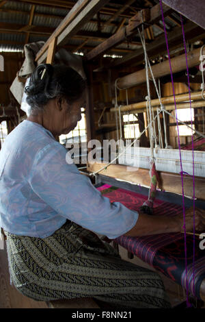 Myanmar hand-loom woman.The Padaung people are one of the many minority tribes in Myanmar. Padaung women are known for weaving o Stock Photo