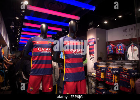 Mexico City, Mexico. 10th Dec, 2015. People view items of FC Barcelona during the opening of the official FC Barcelona store in Mexico City, capital of Mexico, on Dec. 10, 2015. Football club Barcelona opened its first offical store in Mexico City on Thursday. © Alejandro Ayala/Xinhua/Alamy Live News Stock Photo