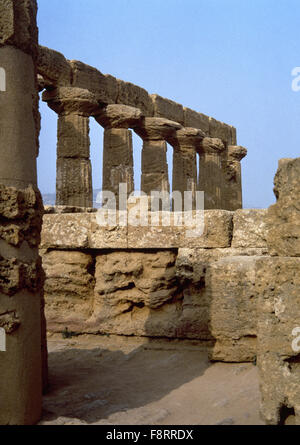Italy. Sicily. Vallery of the Temples. Archaeological site of Agrigento. Temple of Juno Lacinia. 450 BC. Measuring 15 x 16.90 m. Doric style, peripteros 6 columns. Stock Photo