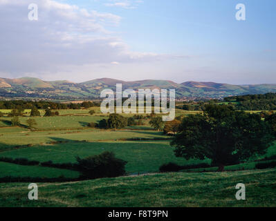 View SE from near Rhewl across the Vale of Clwyd to Ruthin & the southern Clwydian Hills which form the boundary between Denbighshire and Flintshire. Stock Photo