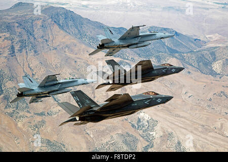 Lockheed Martin F-35 Lightning II and an F/A-18E/F Super Hornet Stock Photo