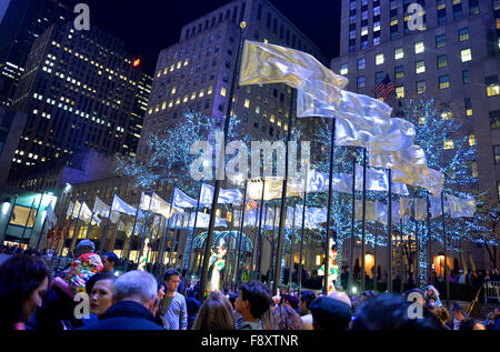 New York, USA. 11th Dec, 2015. People enjoy the holiday lights on the Fifth Avenue, New York, the United States, on Dec. 11, 2015. Holiday lights are good attractions in midtown Manhattan during the Christmas season. Credit:  Wang Lei/Xinhua/Alamy Live News Stock Photo