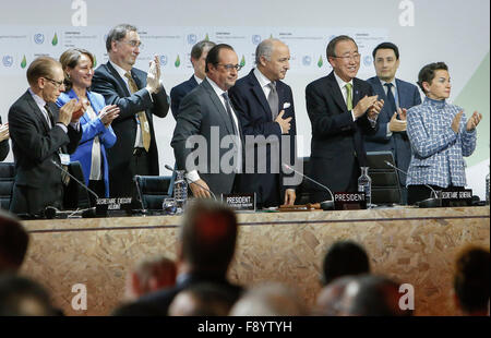 Le Bourget, Paris, France. 12th December, 2015. French President Francois Hollande (5th R), French Foreign Minister Laurent Fabius(4th R) and United Nations Secretary-General Ban Ki-moon(3rd R) attend the COP21 Climate Conference in Le Bourget, north of Paris, on Dec. 12, 2015. France on Saturday delivered the final text of a historical global agreement on climate change to participants of the marathon climate talks in Paris. (Xinhua/Zhou Lei)(azp) Credit:  Xinhua/Alamy Live News Stock Photo