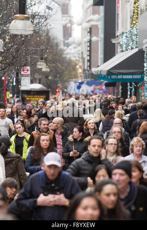 London UK. 12th December 2015.  Christmas shoppers pack Oxford Street with 12 days remaining until the Christmas holidays Credit:  amer ghazzal/Alamy Live News