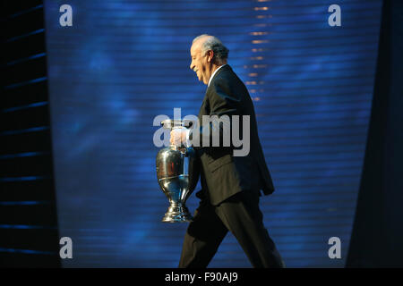 Paris, France. 12th Dec, 2015. Vicente del Bosque, coach of Spain's national soccer team, carries the trophy during the UEFA EURO 2016 final draw ceremony at the Palais des Congrès in Paris, France, 12 December 2015. The UEFA EURO 2016 soccer championship will take place from 10 June to 10 July 2016 in France. Photo: Christian Charisius/dpa/Alamy Live News Stock Photo