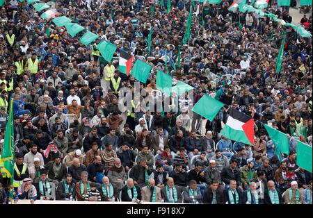 Gaza, Palestine. 11th Dec, 2015. Thousands of Hamas supporters in the city of Khan Younis gather to celebrate the 28th anniversary of its existence. © Ramadan El-Agha/Pacific Press/Alamy Live News Stock Photo