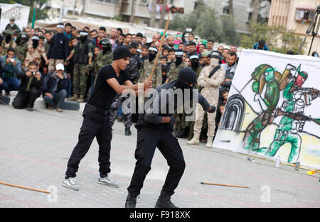 Gaza, Palestine. 11th Dec, 2015. Hamas members performs during the Hamas anniversary celebration. Thousands of Hamas supporters in the city of Khan Younis gather to celebrate the 28th anniversary of its existence. © Ramadan El-Agha/Pacific Press/Alamy Live News Stock Photo