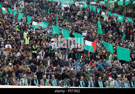 Gaza, Palestine. 11th Dec, 2015. Thousands of Hamas supporters in the city of Khan Younis gather to celebrate the 28th anniversary of its existence. © Ramadan El-Agha/Pacific Press/Alamy Live News Stock Photo