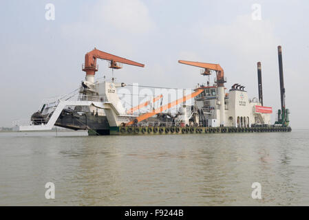 Dhaka. 13th Dec, 2015. Photo take on Dec. 12, 2015 shows a piling ship from a Chinese corporation working on the Padma river of Bangladesh. Bangladeshi Prime Minister Sheikh Hasina on Saturday inaugurated the main works of the country's biggest Padma Bridge project by unveiling its foundation plaque. © Xinhua/Alamy Live News Stock Photo