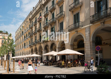Restaurants in Plaça de la Independència, Old Town, Girona (Gerona), Province of Girona, Catalonia, Spain Stock Photo