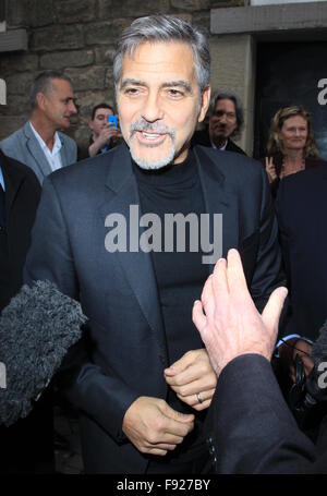 George Clooney visits Social Bite, a charitable organisation to help the homeless. This is George's first visit to Scotland since 1995.  Featuring: George Clooney Where: Edinburgh, United Kingdom When: 12 Nov 2015 Stock Photo