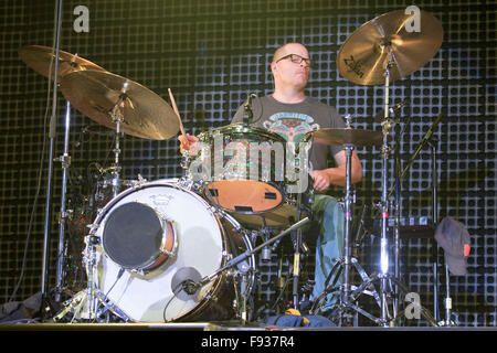 Los Angeles, California, USA. 13th Dec, 2015. Drummer PATRICK WILSON of Weezer performs live during the 26th annual KROQ Almost Acoustic Christmas at The Forum in Los Angeles, California © Daniel DeSlover/ZUMA Wire/Alamy Live News Stock Photo