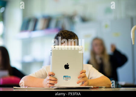 Secondary education Wales UK: GCSE student pupils using information technology (Apple iPad tablet computers) in a science class lesson Stock Photo