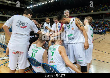 London, UK.13th December 2015. The Plymouth Raiders team cheer themselves on after taking the lead in the 4th quarter, during the London Lions vs. Plymouth Raiders BBL game at the Copper Box Arena in the Olympic Park. Plymouth raiders win 114:104 Credit:  Imageplotter/Alamy Live News Stock Photo