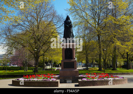 Queen Victoria Statue and flowers, Victoria Square, Christchurch, Canterbury, South Island, New Zealand Stock Photo