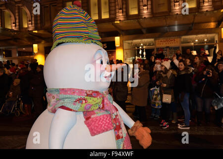 Brussels, Belgium. 13th Dec, 2015. Actor in costume of snowman greets people during Christmas RTL Parade on 13 December, 2015 in Brussels, Belgium Credit:  Skyfish/Alamy Live News Stock Photo