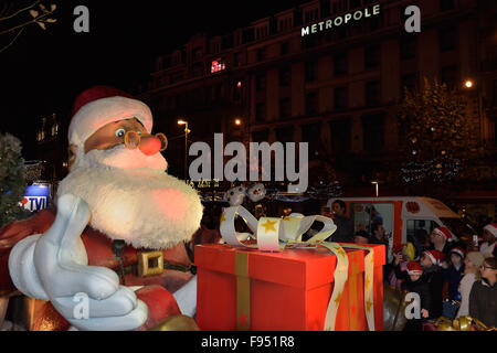 Brussels, Belgium. 13th Dec, 2015. Chariot with statue of Saint Nicholas moves by boulevard Anspach during Christmas RTL Parade on 13 December, 2015 in Brussels, Belgium Credit:  Skyfish/Alamy Live News Stock Photo