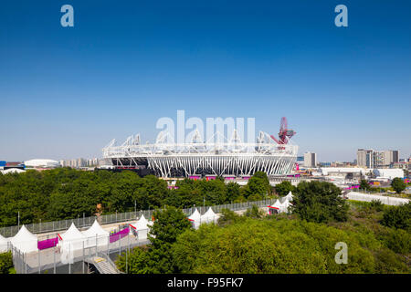 The London Olympic Stadium is sited on a diamond-shaped island between two existing waterways, located within the southern Stock Photo