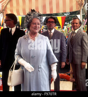 The Upper Avon canal was officially reopened by HM Queen Elizabeth the Queen Mother on June 1st 1974. With her are Robert Aickman David Hutchings and Crick Grundy. Stock Photo