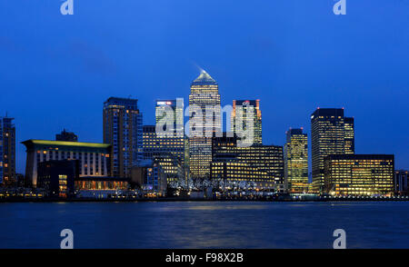 Skyline view of Canary Wharf with HQs from HSBC, Credit Suisse, Citi and JP Morgan alongside Canada Tower at dusk, London Stock Photo
