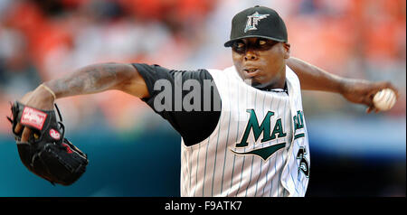 Miami, FL, USA. 14th June, 2007. Florida, USA - United States - Miami---marlins14a---The Cleveland Indians visit the Florida Marlins. Here in the 1st inning, Marlin pitcher Dontrelle Willis sports a 1997 Marlin jersey on the night where the '97 world champs were saluted by the team before the game. The Marlins players all wore 1997 jerseys for tonight's game vs the Indians. Staff photo by Robert Duyos ORG XMIT: S-S0706141949278892 © Sun-Sentinel/ZUMA Wire/Alamy Live News Stock Photo