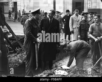 Anthony Eden visiting servicemen clearing up bomb damage in Coventry after the Blitz in 1940 Stock Photo