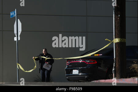 (151215) -- LOS ANGELES, Dec. 15, 2015 (Xinhua) -- A police officer puts up yellow tape near the offices of Los Angeles Unified School District (LAUSD), in Los Angeles, the United States, on Dec. 15, 2015. All LAUSD schools will stay closed today in response to a reported bomb threat, Schools Superintendent Ramon Cortines said. Police said the threat was called in to a School Board member. The threat is involving backpacks and packages left at campuses. The closures applied to all LAUSD campuses, around 900 of them. Los Angeles Unified School District is the second-largest school district in U Stock Photo