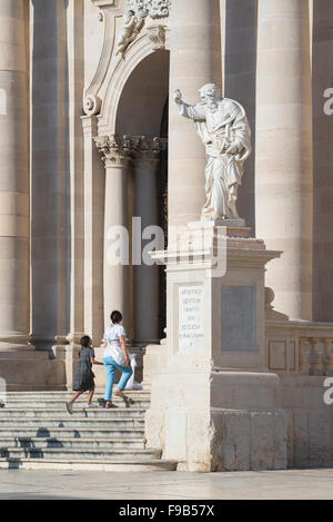 Mother daughter church, view of a parent and child visiting the baroque  cathedral (Duomo) on the island of Ortigia, Syracuse,Sicily. Stock Photo