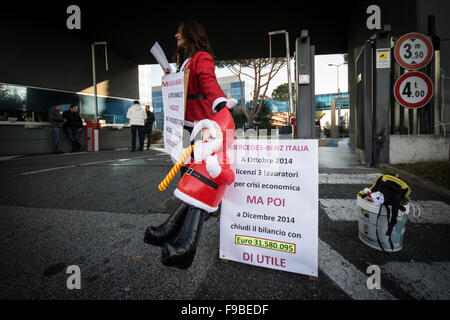 Rome, Italy. 15th Dec, 2015. The former employee of Mercedes Benz brings placard during a protest outside the Mercedes Benz factory in Rome to demand full reinstatement. The workers claim the growth in sales between 2013 and 2015 dispute the company's argument for redundancy. © Andrea Ronchini/Pacific Press/Alamy Live News Stock Photo