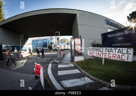 Rome, Italy. 15th Dec, 2015. The placard installed by former Mercedes Benz employees during a protest outside the Mercedes Benz factory in Rome to demand full reinstatement. The workers claim the growth in sales between 2013 and 2015 dispute the company's argument for redundancy. © Andrea Ronchini/Pacific Press/Alamy Live News Stock Photo