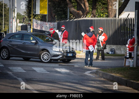 Rome, Italy. 15th Dec, 2015. The former employee of Mercedes Benz distributing leaflets during a protest outside the Mercedes Benz factory in Rome to demand full reinstatement. The workers claim the growth in sales between 2013 and 2015 dispute the company's argument for redundancy. © Andrea Ronchini/Pacific Press/Alamy Live News Stock Photo