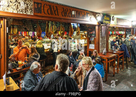 Cava Aragonesa, Tapas Bar and restaurant in the Old Town with customers dining and smoking. Stock Photo