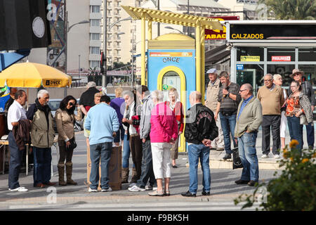 Pea men, peamen, shell men, con men, most of the people in this picture are part of the game to trap tourists in Benidorm Stock Photo