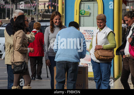 Pea men, peamen, shell men, con men, most of the people in this picture are part of the game to trap tourists in Benidorm Stock Photo