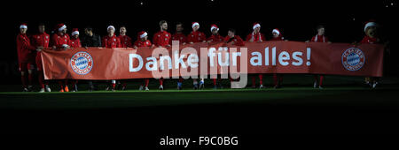 Munich, Germany. 15th Dec, 2015. Players of Bayern Munich hold a banner reading 'Thank you for everything!' after the German Cup (DFB Pokal) third round match against Darmstadt in Munich, Germany, Dec. 15, 2015. Bayern Munich won 1-0. © Philippe Ruiz/Xinhua/Alamy Live News Stock Photo