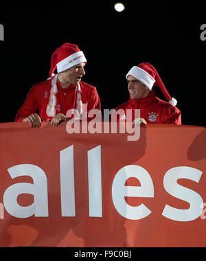 Munich, Germany. 15th Dec, 2015. Thomas Mueller (L) and Philipp Lahm of Bayern Munich greet the audience after the German Cup (DFB Pokal) third round match against Darmstadt in Munich, Germany, Dec. 15, 2015. Bayern Munich won 1-0. © Philippe Ruiz/Xinhua/Alamy Live News Stock Photo